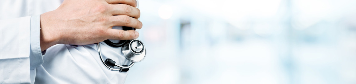 main de médecin avec stéthoscope