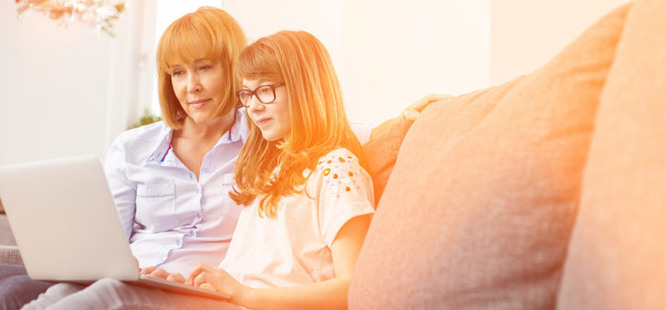 Mère et fille avec ordinateur