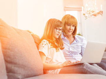 Mère et fille avec ordinateur