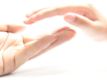 Deux mains l'une sur l'autre