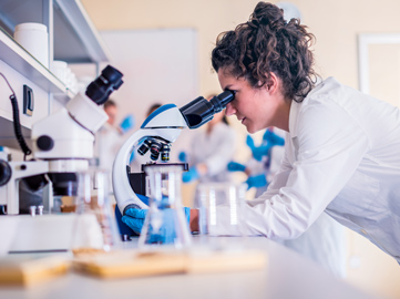 Chercheuse avec un microscope