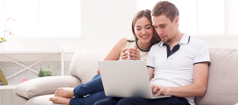 Couple avec un ordinateur