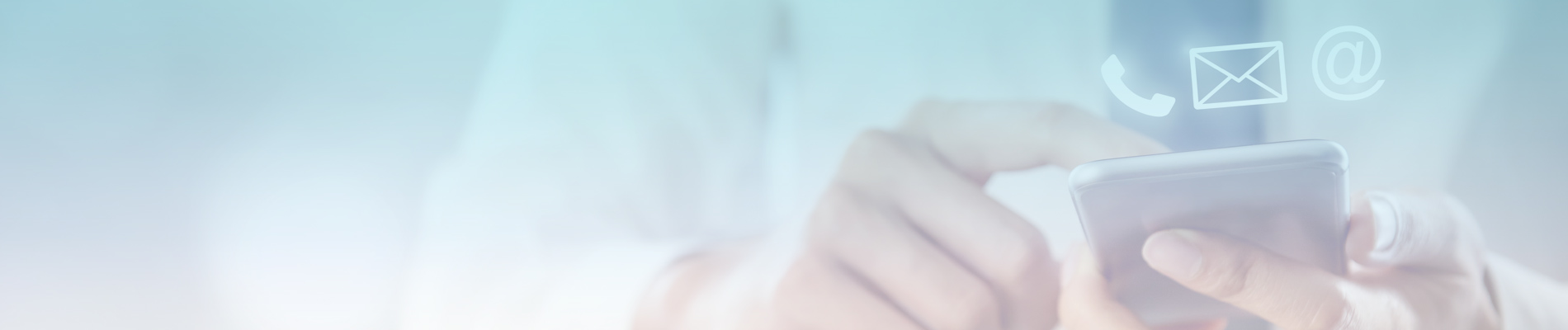 Personne avec un smartphone dans la main