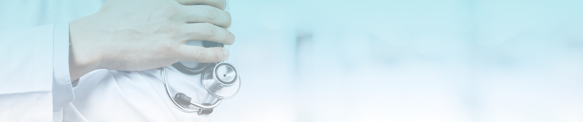 Main de médecin avec stéthoscope