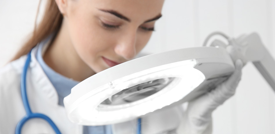 Médecin qui examine un patient qui a des symptômes faisant penser au papillomavirus