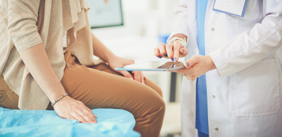 Femme en consultation médicale