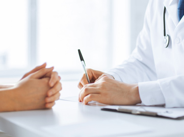 Une patiente et son médecin échangeant autour des symptômes du papillomavirus